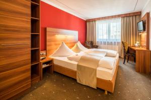 Postel nebo postele na pokoji v ubytování Hotel Isartor