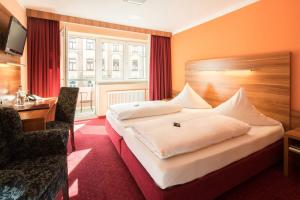 Postel nebo postele na pokoji v ubytování Hotel Isartor