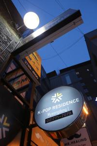 una señal para una organización de reissueurance k pop en K-POP Residence Myeongdong 1, en Seúl
