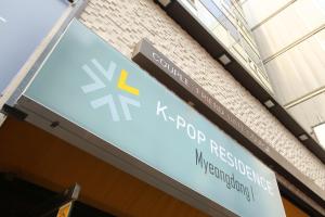 una señal para un restaurante k pop en un edificio en K-POP Residence Myeongdong 1, en Seúl