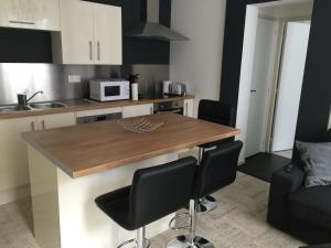 Kuchyň nebo kuchyňský kout v ubytování Appart'hôtel et chambres Lens
