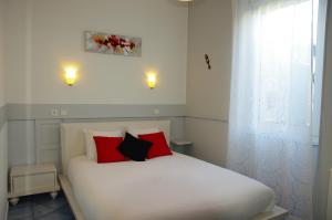 Un pat sau paturi într-o cameră la hôtel la tour des fées