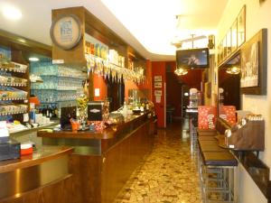 a restaurant with a bar and a tv on the wall at Alloggio Al Ponte in Castelgomberto