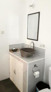 a bathroom with a bowl sink on a counter at Wombat's B&B in Gili Trawangan