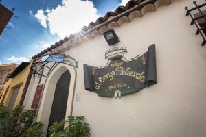 znak restauracji na boku budynku w obiekcie Borgo Medievale w mieście Castelmola