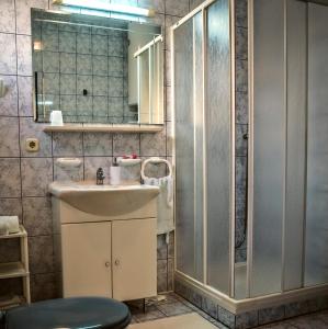 Koupelna v ubytování Apartmani Jadera