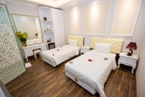 Postel nebo postele na pokoji v ubytování Little Hanoi Deluxe Hotel