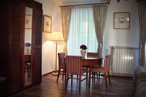 uma sala de jantar com uma mesa e cadeiras e uma janela em Zamek w Dzięgielowie em Dzięgielów
