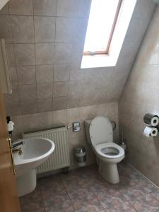 Koupelna v ubytování Penzión Dobré Časy + 17 fotografií