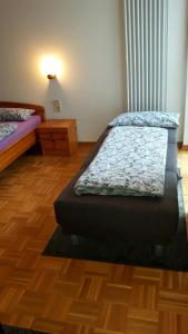 1 Schlafzimmer mit 2 Betten und Holzboden in der Unterkunft Haus Obertal in Bad Rippoldsau