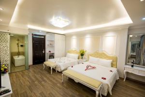 Postel nebo postele na pokoji v ubytování Little Hanoi Deluxe Hotel