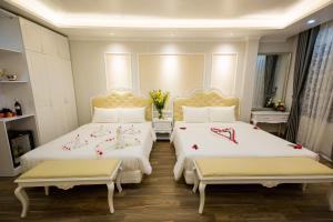 Postel nebo postele na pokoji v ubytování Little Hanoi Deluxe Hotel