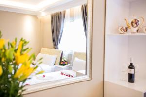 Postel nebo postele na pokoji v ubytování Little Hanoi Deluxe Hotel