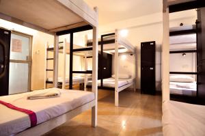 Двухъярусная кровать или двухъярусные кровати в номере Clock Inn Dehiwala