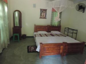 เตียงในห้องที่ Sigiriya Freedom Lodge