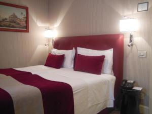 Postel nebo postele na pokoji v ubytování Hotel dei Borgognoni
