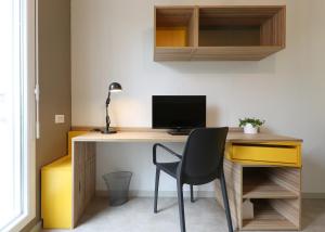 um escritório com uma secretária, um computador e uma cadeira em Apparteo Dijon em Dijon