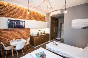 A television and/or entertainment centre at Cracow Apartaments II