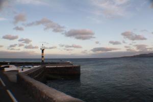 プンタ・ムヘーレスにあるApartamento Las Salinasの水中灯台付き桟橋