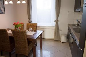 eine Küche mit einem Tisch und Stühlen sowie einem Fenster in der Unterkunft Ferienwohnung Ohligs in Solingen