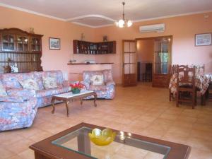 un grand salon avec des canapés et une table dans l'établissement Casa Rural Las Duronas, à Almagro