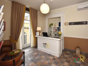 Cette chambre dispose d'un bureau avec un ordinateur portable. dans l'établissement Dimora conte di Ruvo, à Naples