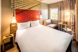 Postel nebo postele na pokoji v ubytování Hotel ibis Faro Algarve