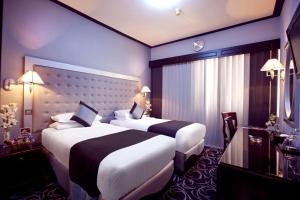 Cama ou camas em um quarto em Broadway Hotel