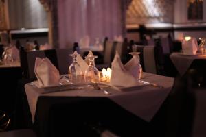 Um restaurante ou outro lugar para comer em Broadway Hotel