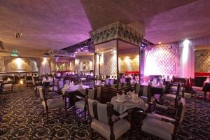 Um restaurante ou outro lugar para comer em Broadway Hotel