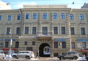 un gran edificio de piedra con una puerta delante en Liteyny-60 en San Petersburgo