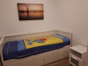 - un lit dans une chambre avec une photo sur le mur dans l'établissement CABOMOLINOS, APARTAMENTO108, à Torremolinos