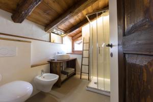 Kylpyhuone majoituspaikassa Maison Lo Triolet