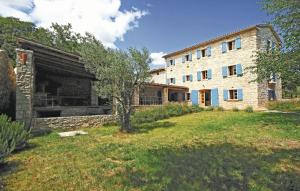a large stone building with a yard in front of it at Villa Dusan 1212 in Svetvinčenat