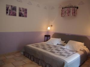 Tempat tidur dalam kamar di Clos des Lavandes - Luberon