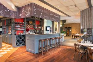 Lounge nebo bar v ubytování ibis Falaise Coeur de Normandie