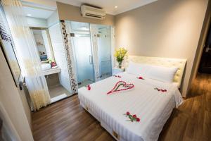 Postel nebo postele na pokoji v ubytování Little Hanoi Deluxe Hotel