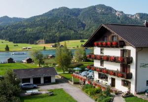 Gallery image of Hotel Lipeter & Bergheimat in Weissensee