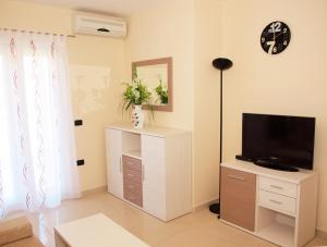 Telewizja i/lub zestaw kina domowego w obiekcie Apartments Medulin - Orijeta