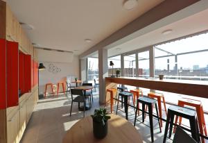 un restaurante con un bar con sillas y mesas en Apparteo Bordeaux, en Burdeos