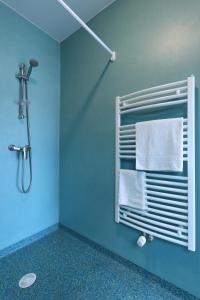 baño con paredes azules y toallero con toallas en Apparteo Bordeaux, en Burdeos