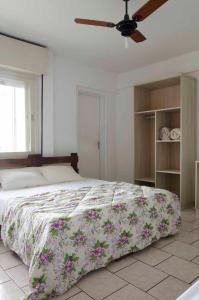 Schlafzimmer mit einem Bett und einem Deckenventilator in der Unterkunft Hotel Igrejinha in Igrejinha
