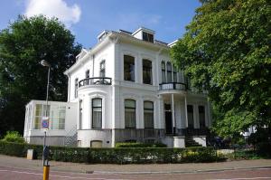 a large white house on a city street at Bed & Breakfast Frans Hals Haarlem in Haarlem