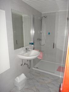 Koupelna v ubytování Donau-Rad-Hotel Wachauerhof + 17 fotografií