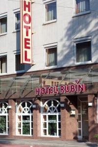 een hotelbord aan de voorzijde van een gebouw bij Hotel Rubin in Düsseldorf