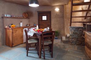 een keuken met een houten tafel en een aantal stoelen bij Al Mason in Frassinetto