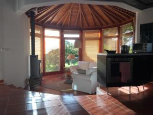 sala de estar con sofá y TV en Finca Madrugada, en Santa Cruz de la Palma