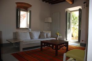 a living room with a white couch and a coffee table at Garden Apartment in Greve in Chianti