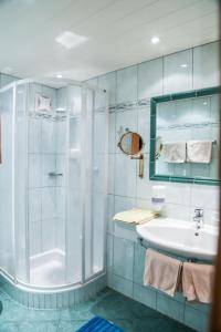 A bathroom at Gasthof Simmerlwirt