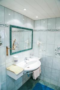 A bathroom at Gasthof Simmerlwirt Még 37 kép